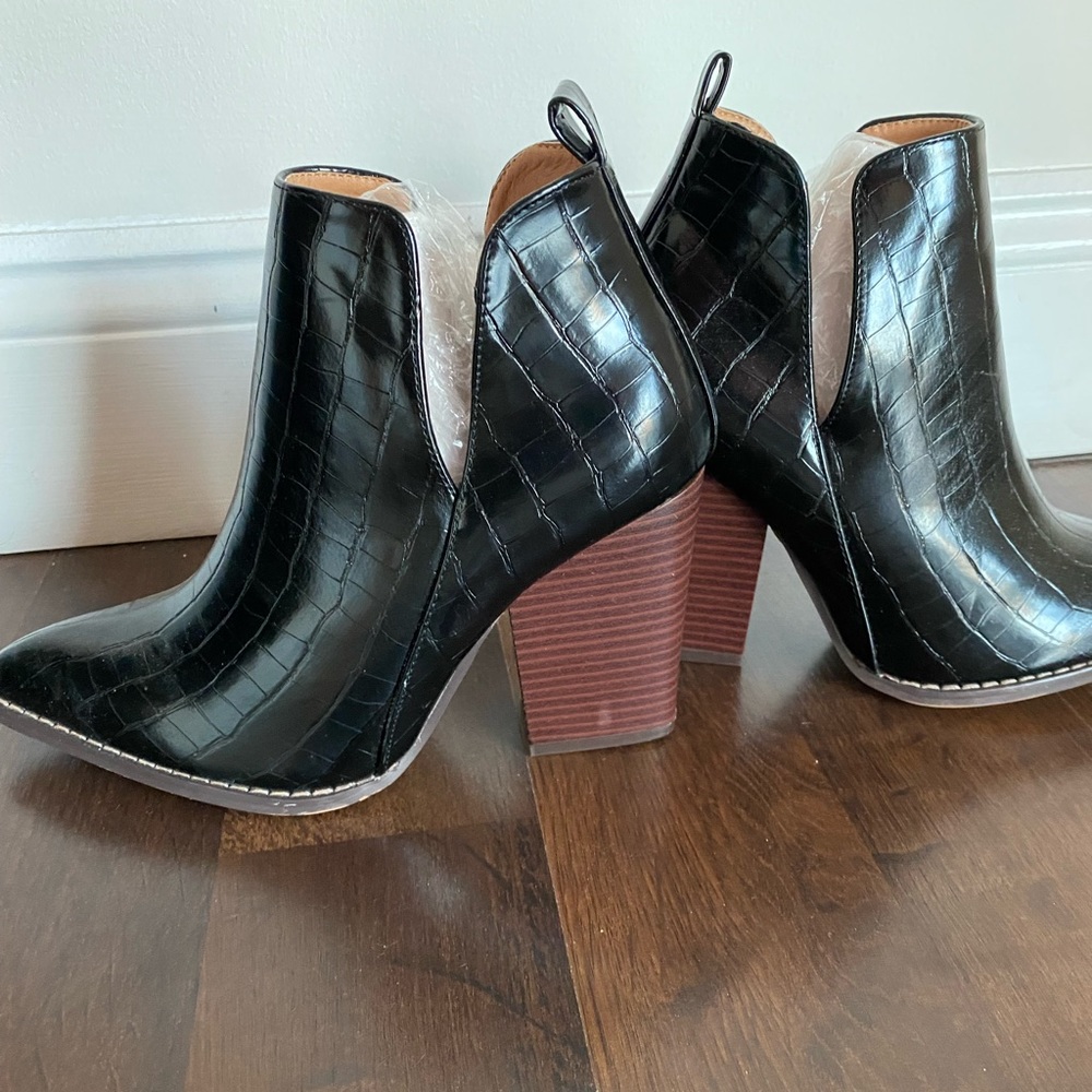 side slit pointy toe chunky stacked heel bootie
